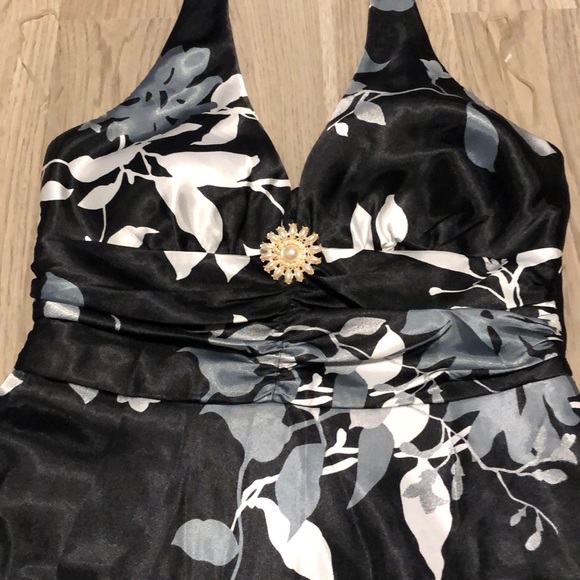 💟Halter dress. Black, white and silver. Size 5. - Picture 3 of 5